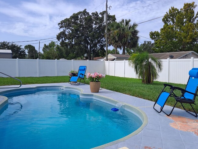 Foto del edificio - 3 BEDROOM POOL HOME OASIS IN FLORIDA SHORE...