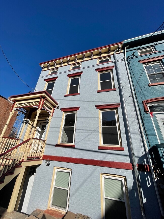 Building Photo - 131 Lander St