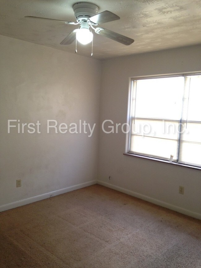 Building Photo - 2525 Lakeview Ave