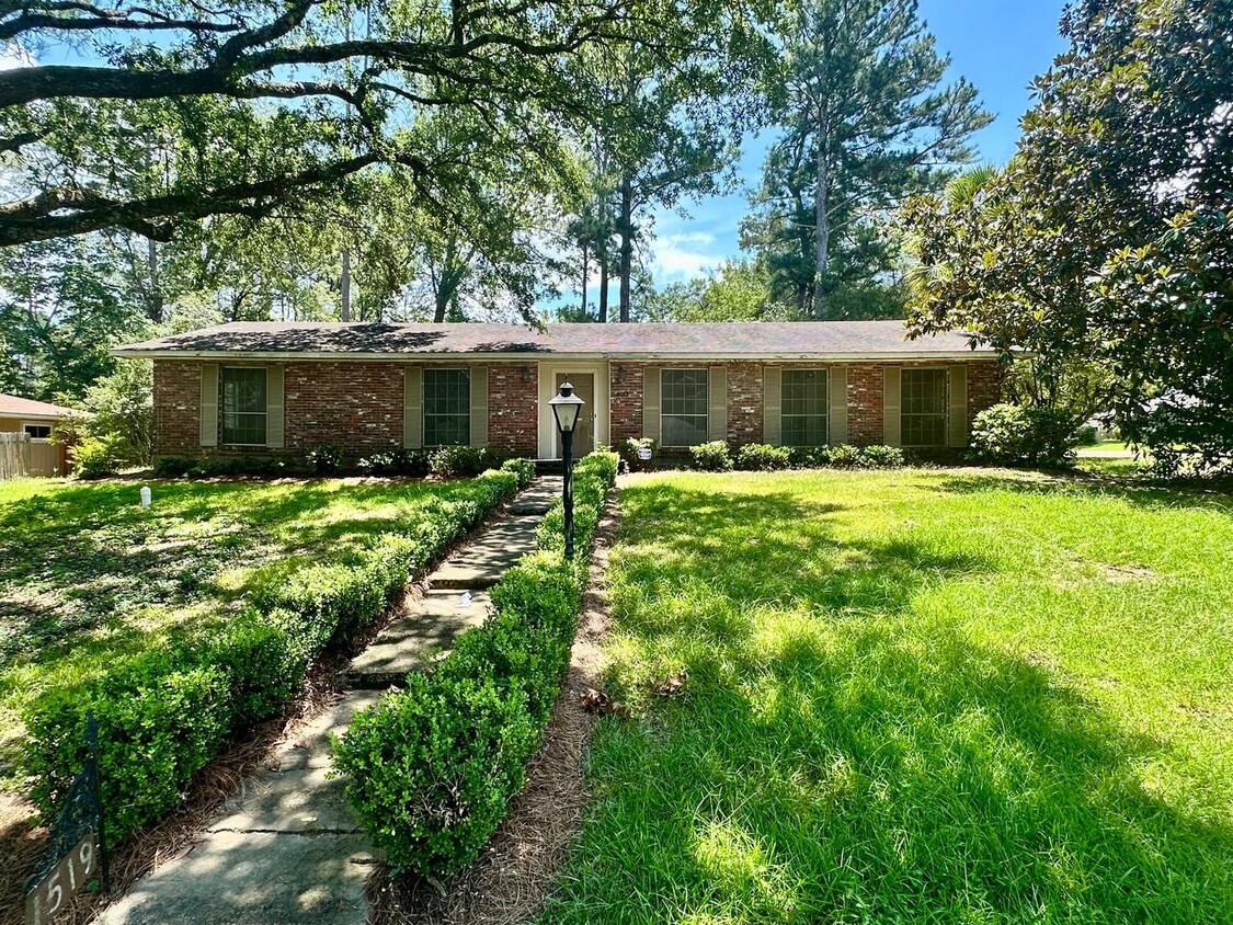 Very Spacious Home in North East Jackson! - Very Spacious Home in North East Jackson!