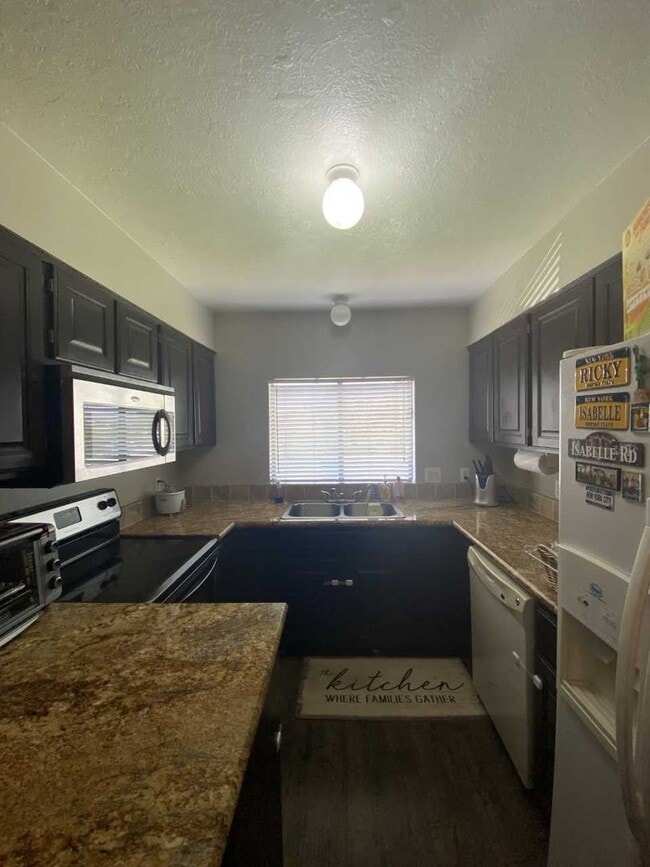 Building Photo - Price Reduced!! Great twin home walking di...