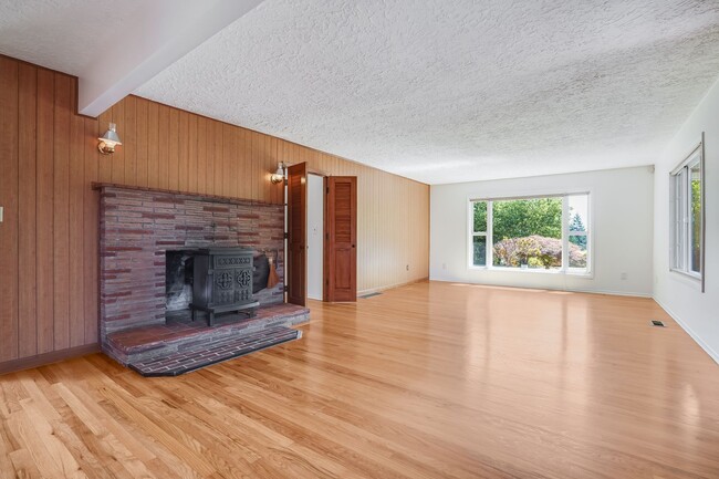 Building Photo - Beautiful 4 Bed, 2 Bath Rental Home in Happy Valley – 6.73 Acre lot!