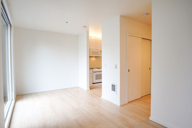Foto del edificio - Check Out These Specials! Buckman 2nd Floor Urban 1 Bdr with D/W & Washer/Dryer!