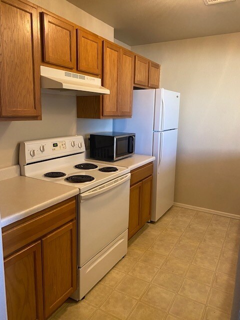 Cocina - 835 E Cedar Ct