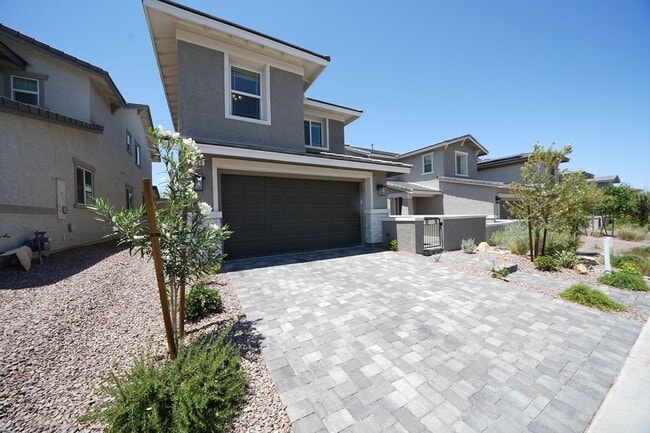 Building Photo - SHOWINGS AVAILABLE NOW