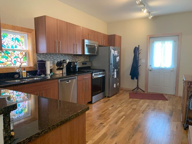 Building Photo - Bayview 2-bedroom loft style house, hardwo...