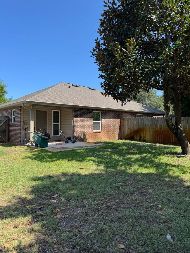 Foto del edificio - 3393 Green Briar Cir