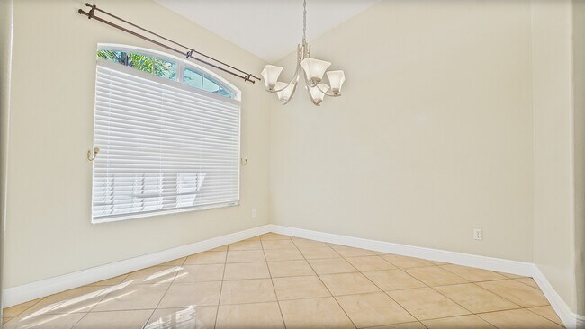 Building Photo - 774 Princeton Dr