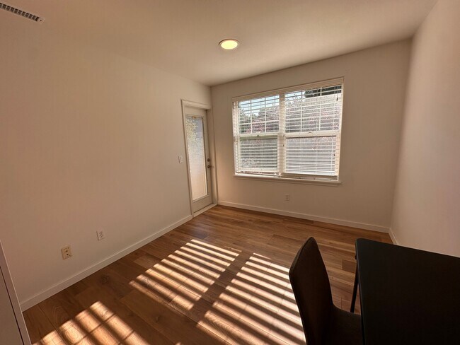 Foto del edificio - 6368 23rd Ave SW