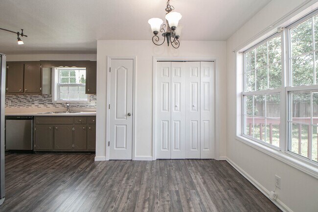 Foto del edificio - 1325 Meredith Way