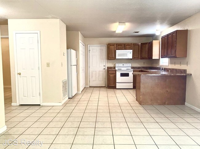 Building Photo - 3907 Hill Dr