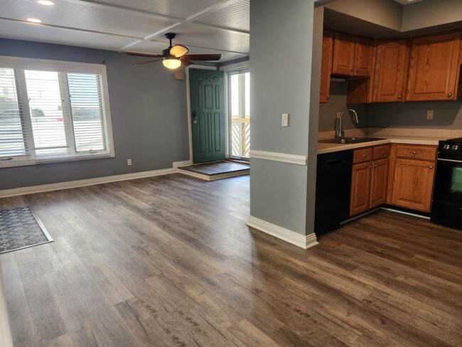 Building Photo - THE LANDINGS CONDO