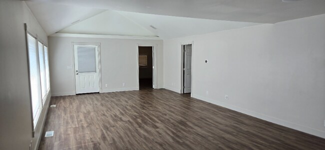 Building Photo - 1690 Kent Des Moines Rd