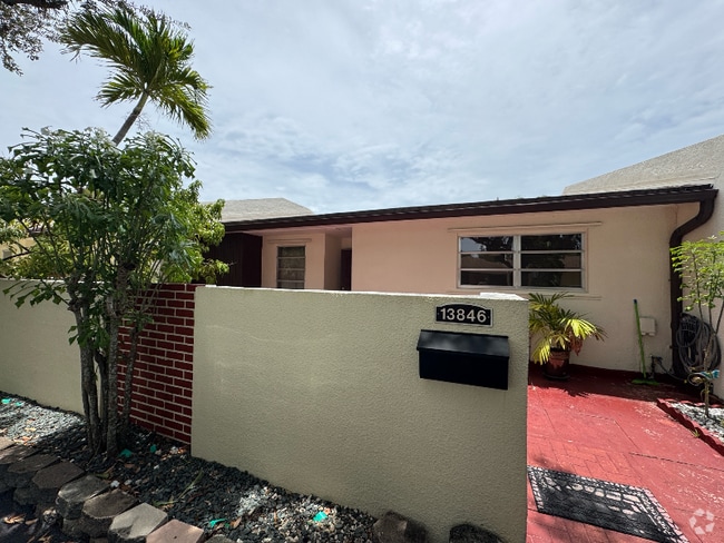 Building Photo - 13846 Kendale Lakes Dr