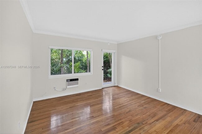 Building Photo - 428 Collins Ave