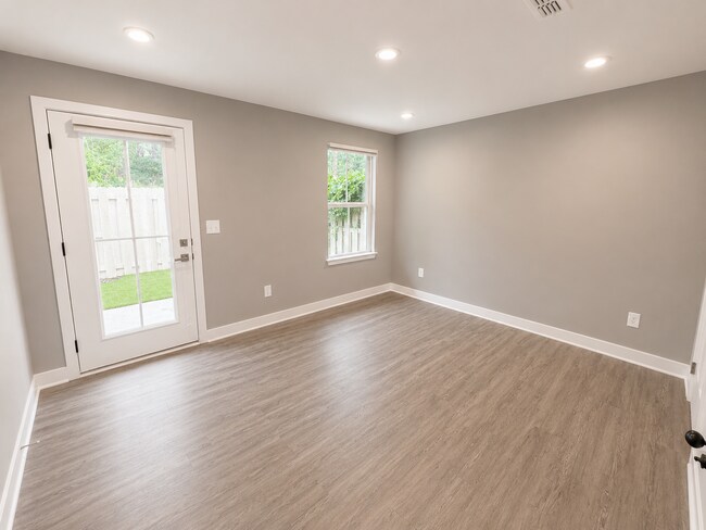 Building Photo - Modern Luxury Townhome Near Downtown Greenville