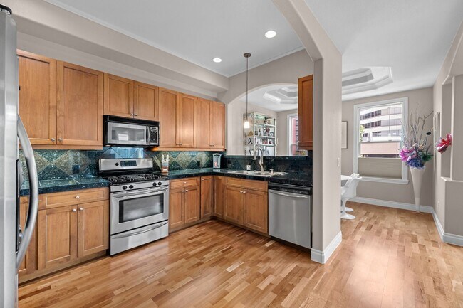 Building Photo - Come see this gorgeous top-level condo in Cherry Creek!