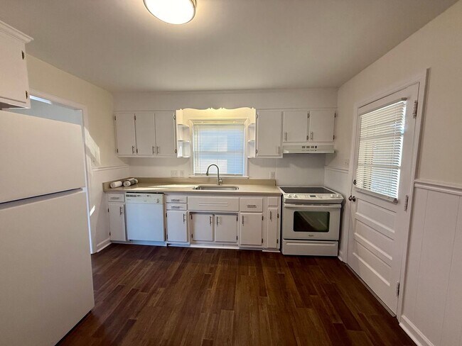 Foto del edificio - Three bedroom, 1.5 bath house in Burlington