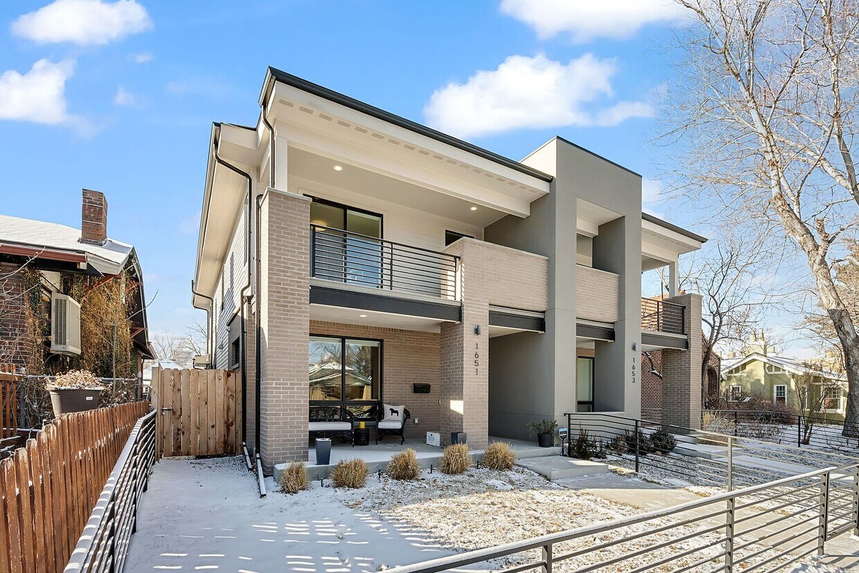 Foto principal - Modern 4BD, 4BA Home With 2-Car Garage, On...