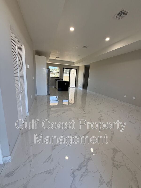 Building Photo - 1914 NE 18th Ave