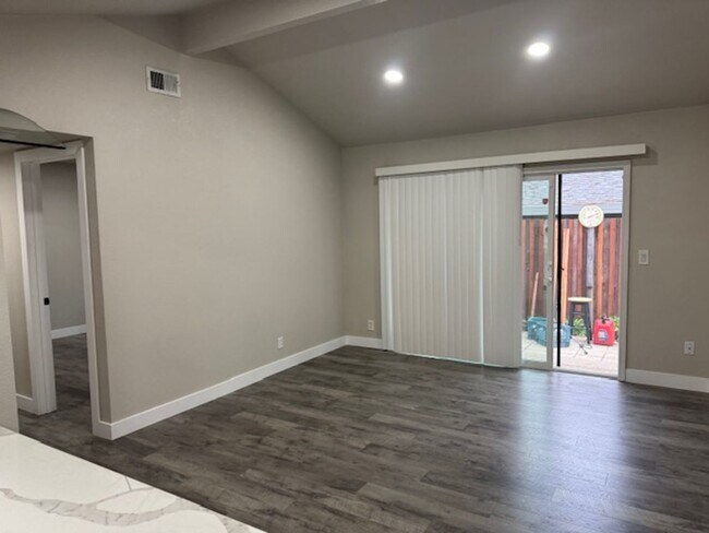 Building Photo - Beautifully updated 2-bedroom, 2-bathroom ...