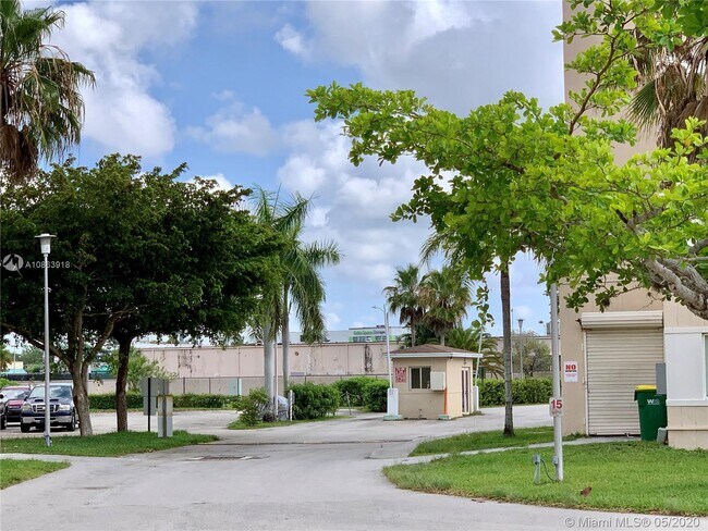 Building Photo - 14850 Naranja Lakes Blvd