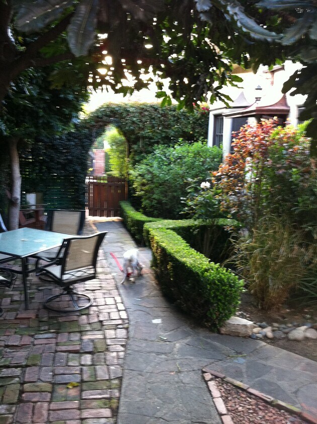 Foto principal - 1022 N Gardner St