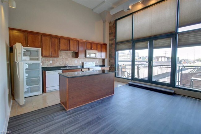 Building Photo - 401 W Shoreline Dr
