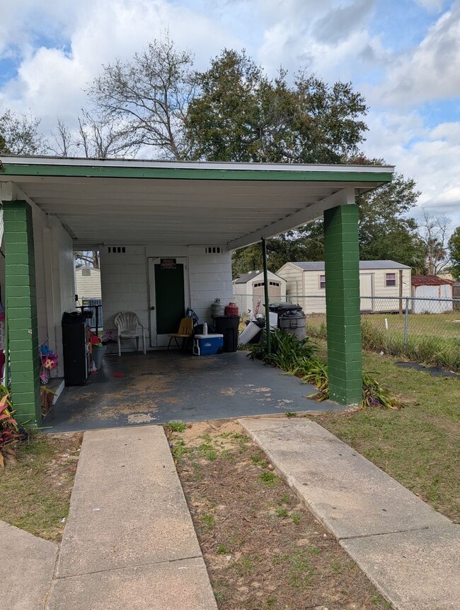 Building Photo - 3/1 Single Family Home