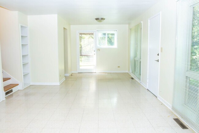 Foto del edificio - Townhouses Available Near UVA