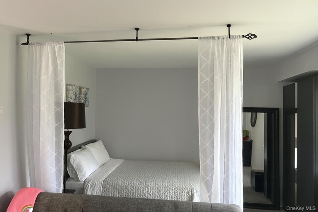 Building Photo - 13 Pinebrook Pl