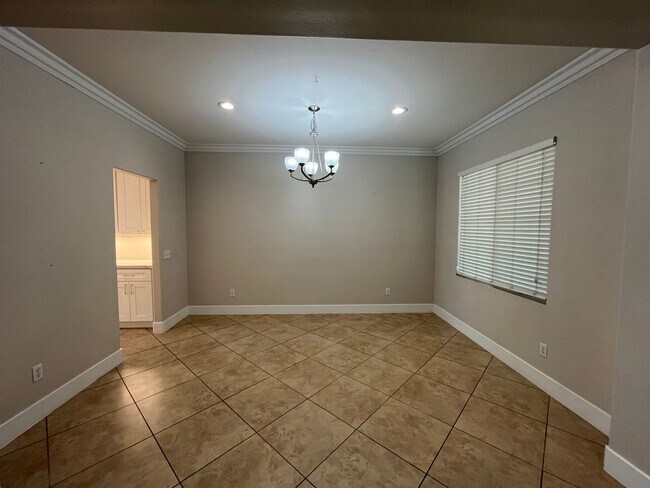 Foto del edificio - Spacious 5 Bedroom/3 Bath Home in Eastvale.