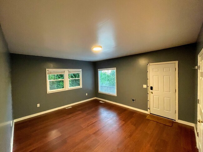 Living Room - 1817 SW Cable Ave Apartments