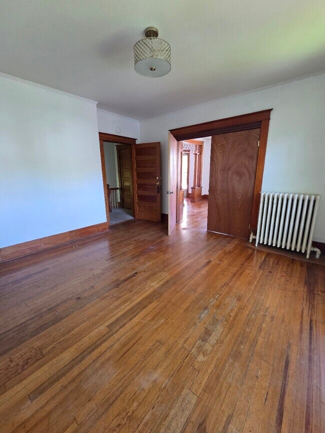 Otro ángulo de la sala de estar - 2 Maple Ave