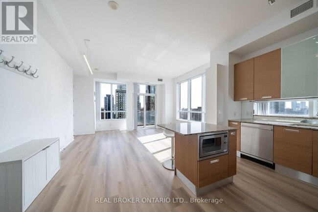 Building Photo - 21 Balmuto St