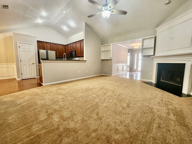 Building Photo - Spacious 3 bedroom with an outside oasis -...