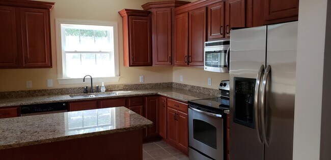 Foto del edificio - 3-bedroom brick home