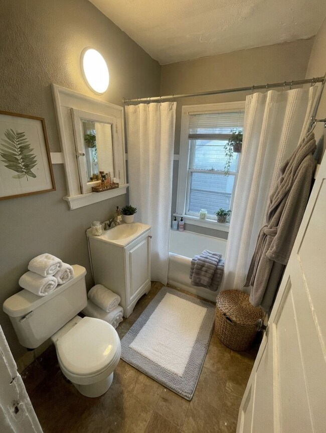 Foto del edificio - 2331-2333 N 44th St. (Duplex)(ACE PROPERTY)
