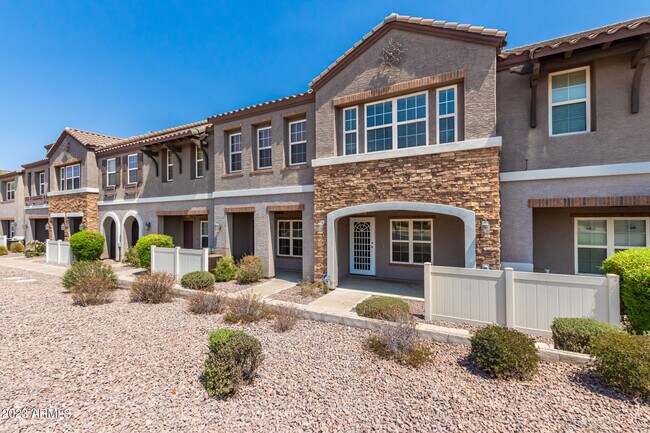 Foto del edificio - 2361 E Huntington Dr