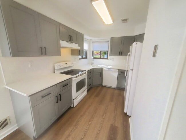 Gorgeous NEW kitchen - 41 Heather Ct