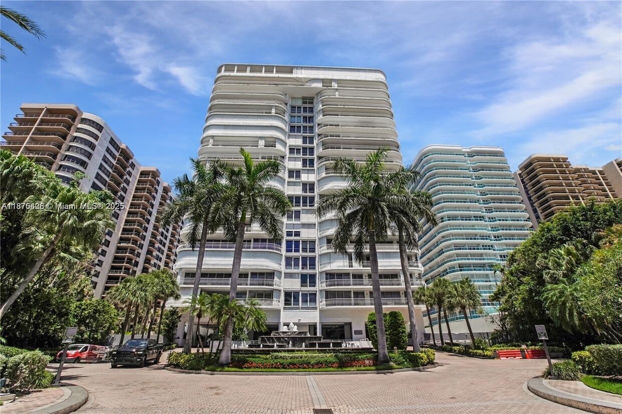 Foto principal - 10155 Collins Ave