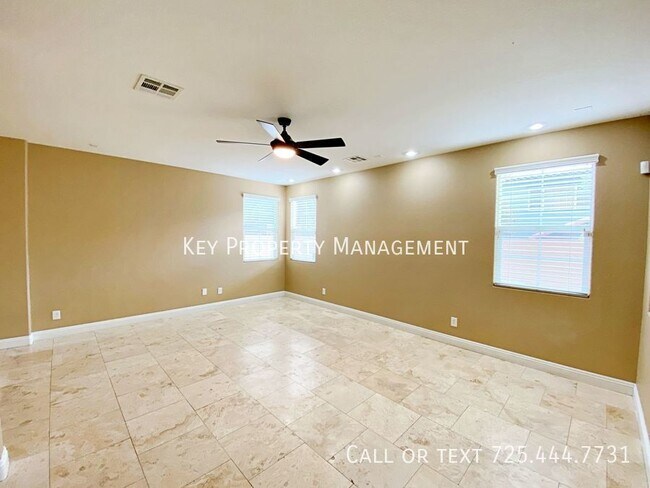 Foto del edificio - 4 BEDROOM 3 BATH 3 CAR GARAGE + RV PARKING...
