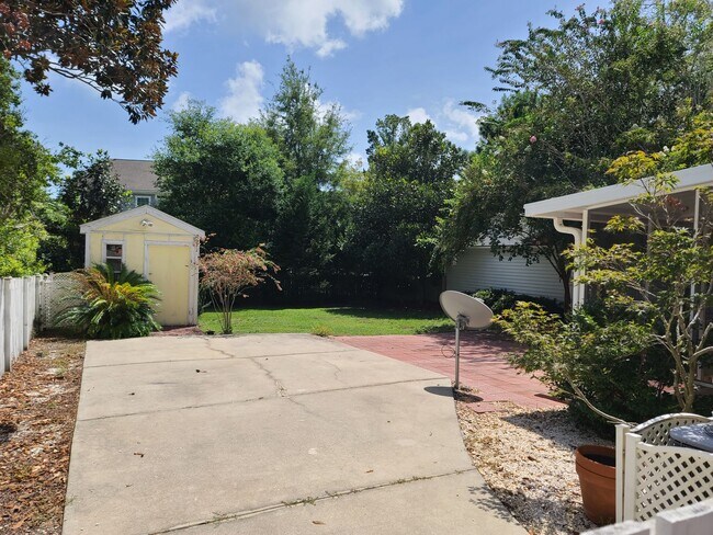 Building Photo - Quick, convenient access to shopping and b...