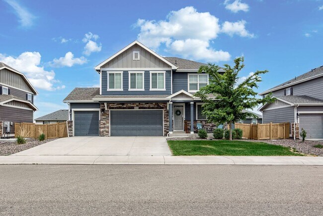 Foto del edificio - Spacious 4-Bedroom Home  + Office + Loft  with 3-Car Garage, Walk-Out Basement & Community Pool| ...
