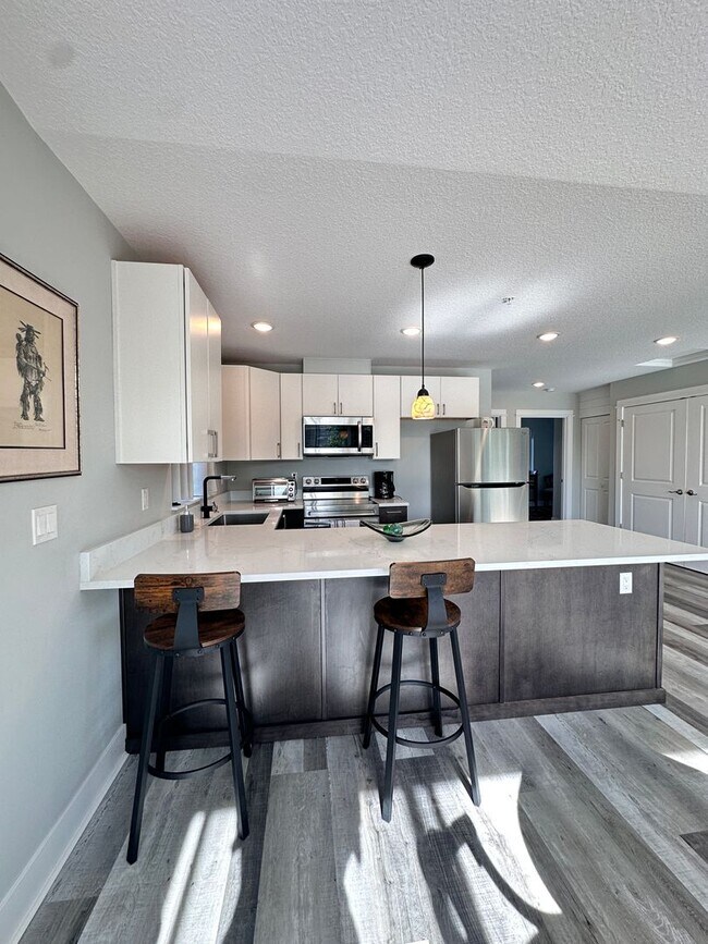 Foto del edificio - ***MOVE-IN SPECIAL***  Fully Furnished 2 B...