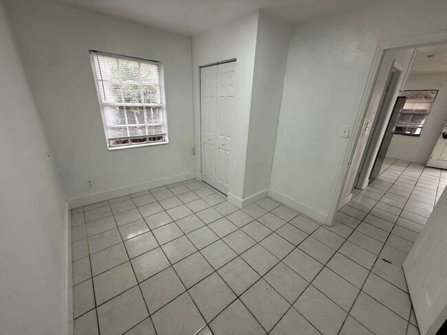 Building Photo - 3/2 Tampa Available NOW !!