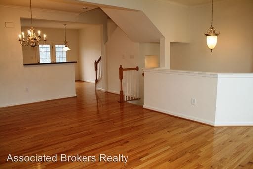 Building Photo - 3 br, 3 bath House - 723 Rainier Road