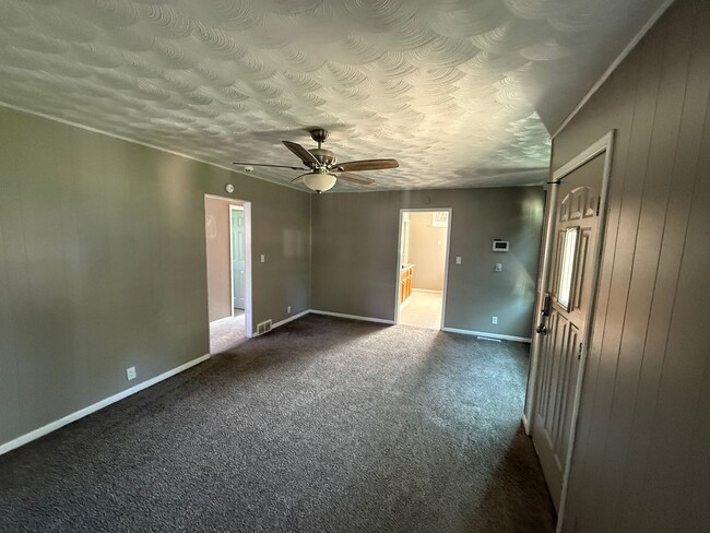 Building Photo - 3 Bedroom Single family with fenced in yard