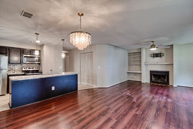 Building Photo - Charming Downstairs Townhome in Prime Colu...