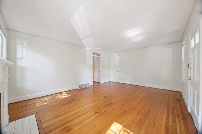 Building Photo - 4126-4126 Cassina Rd